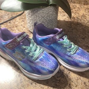 Brand New Sketchers girl size 3 . never worn. To big for my daughter